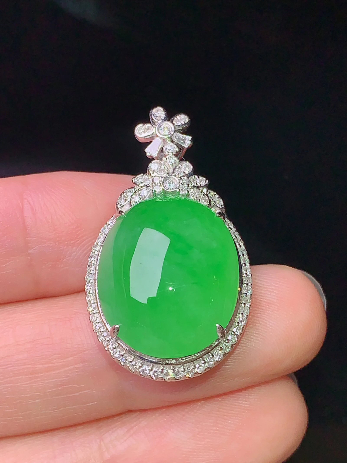 18k金钻镶嵌满绿蛋面吊坠 玉质细腻 色泽清新艳丽 整体尺寸31.3*17.8*10 b2
