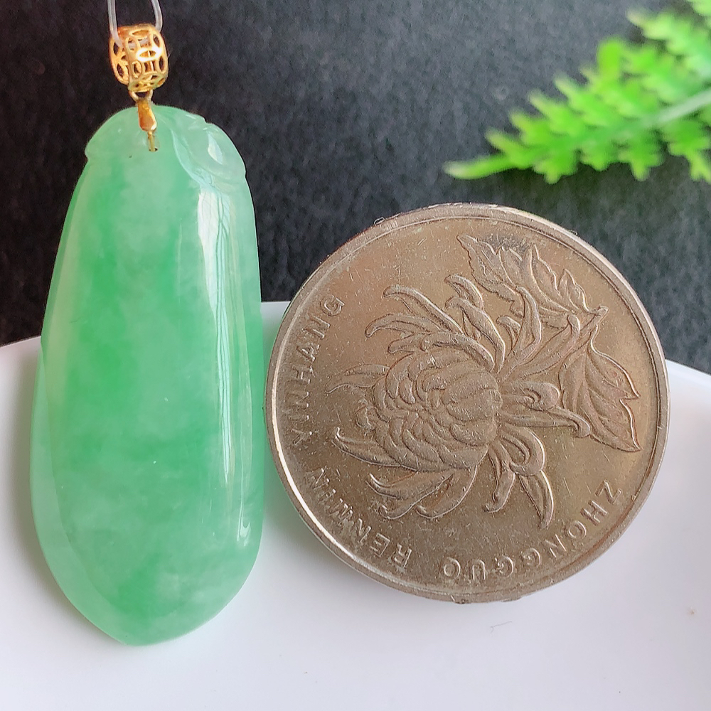 18k金扣冰润满绿福瓜翡翠吊坠，呱呱来财，福气满满的美好寓意，清新自然  沁人心脾，造型独特，清秀高雅  W49.18 尺寸：34-14.5-5.2mm