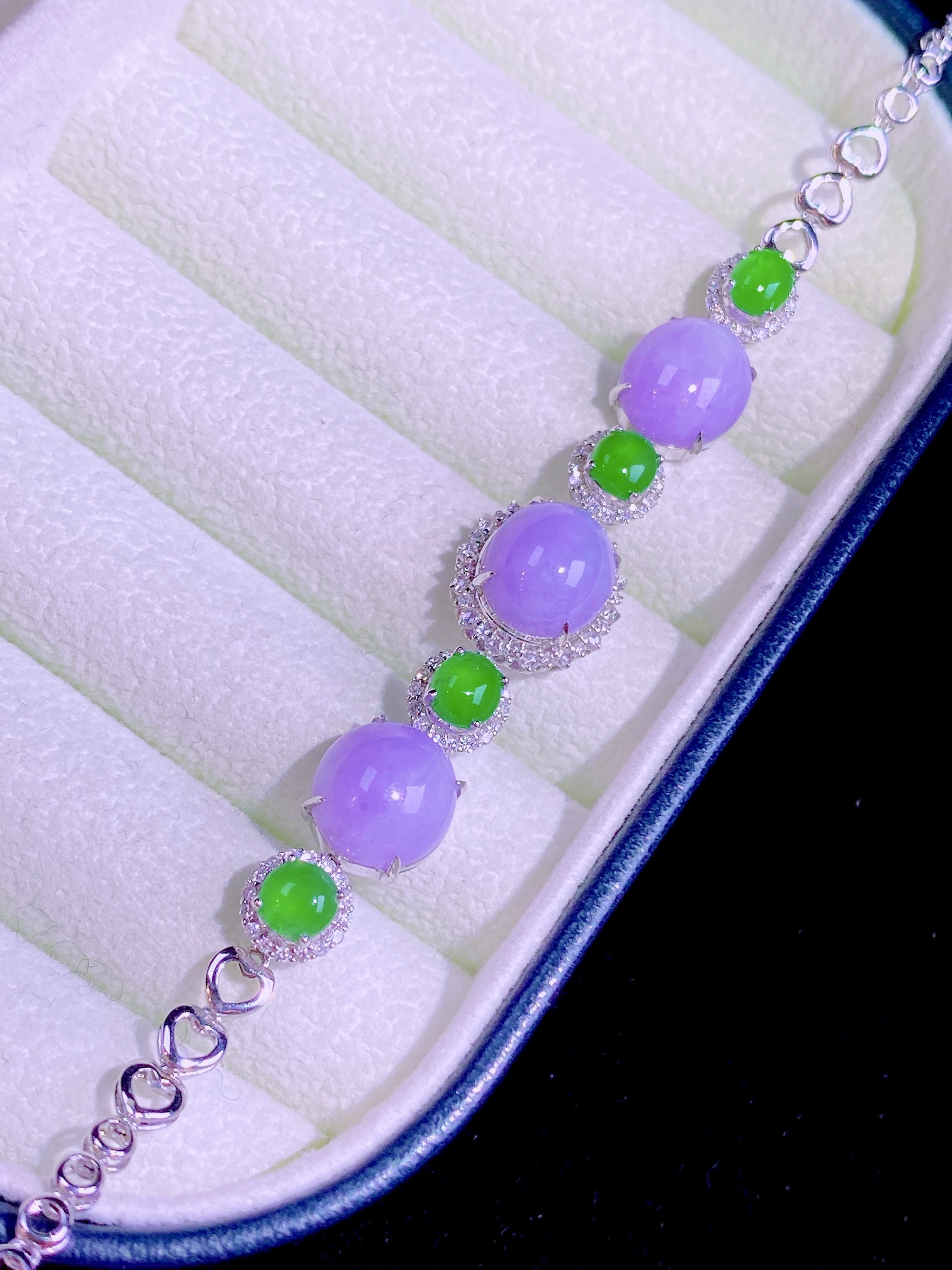 ️ 世人皆如满天星 而你却如皎皎洁月         众星捧月 唯你耀眼…天然翡翠冰种蛋面手链 真