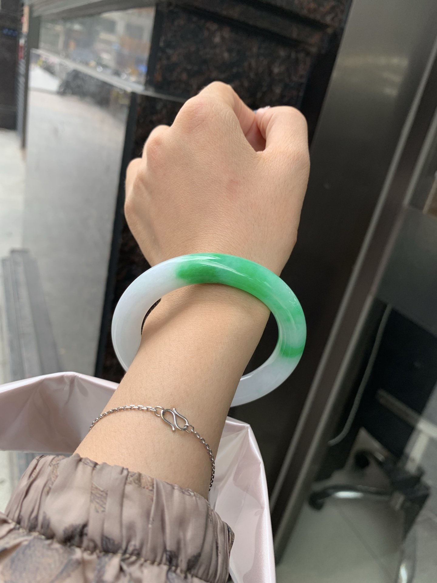 白底青辣绿圆条，55.1-10.6-11.1，0419-N481，打灯多处细纹，有断纹，底妆水润，一节辣绿花点缀，镯色生香，腕间之美，水润中透着灵气，仙气缭绕，温婉可人，举手投足间皆是美好