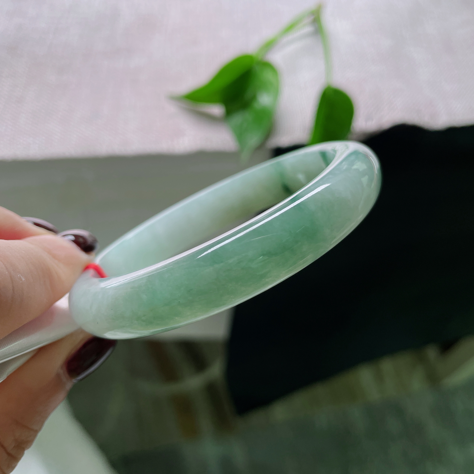 59.7/12.1/7.7，冰油正圈，种老，莹润细腻，佩戴沉稳内敛..