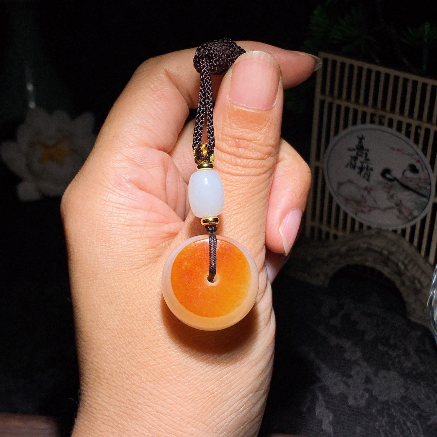 和田玉红皮料白玉平安扣挂件。尺寸24/14重19克，玉质细腻油润 脂粉好，品质好！lt260418