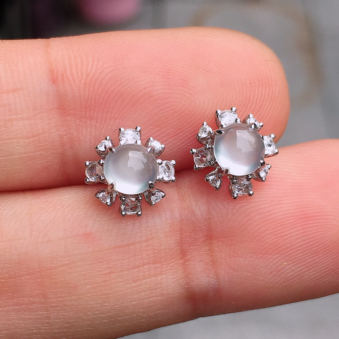 玻璃种蛋面耳钉，玉质细腻，荧光感超
强，饱满圆润，尽显优雅气质，18k
金豪华镶嵌