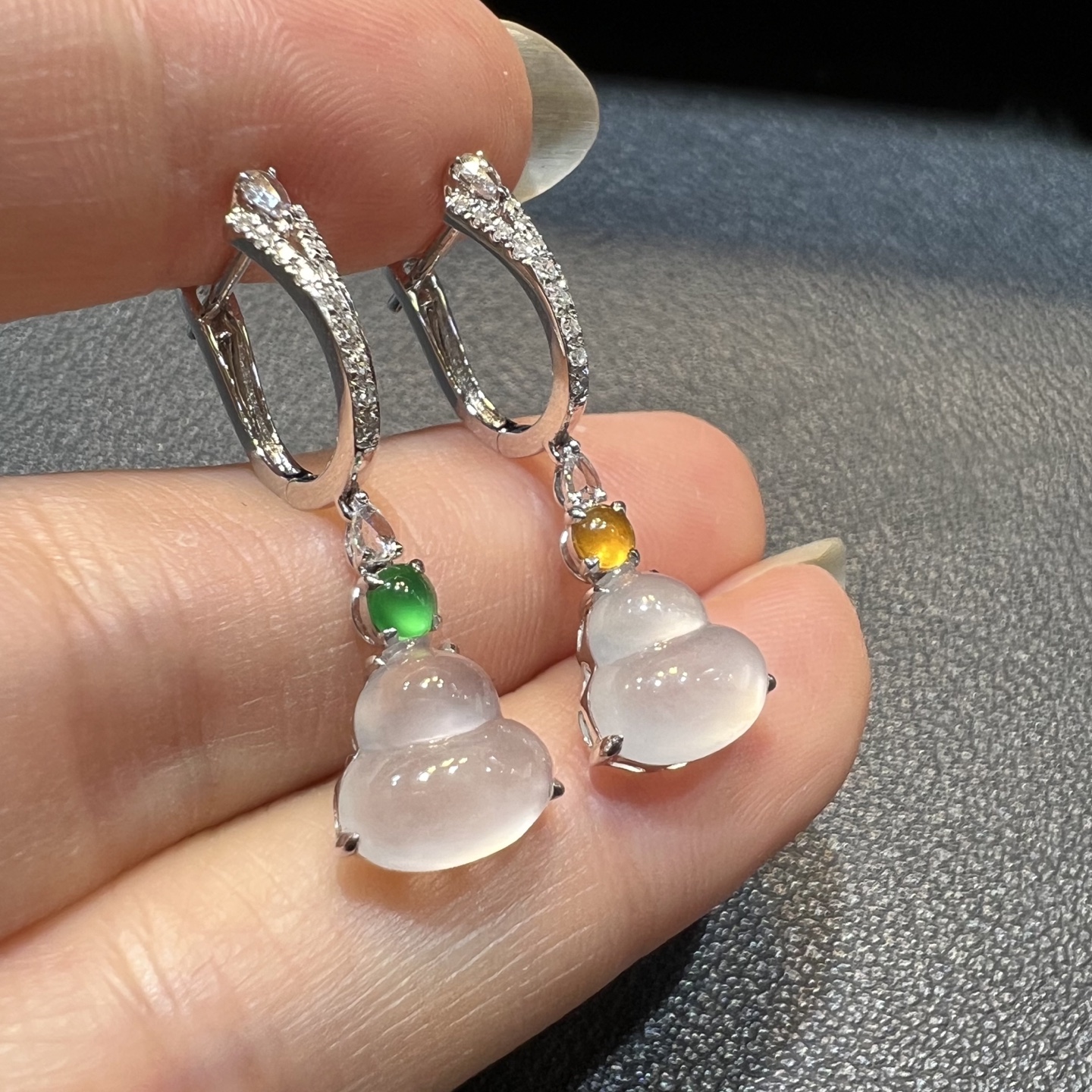 ️18k金钻石镶嵌冰种起光翡翠白冰葫芦耳包耳坠天然缅甸翡翠A货，29-9.6-5.2