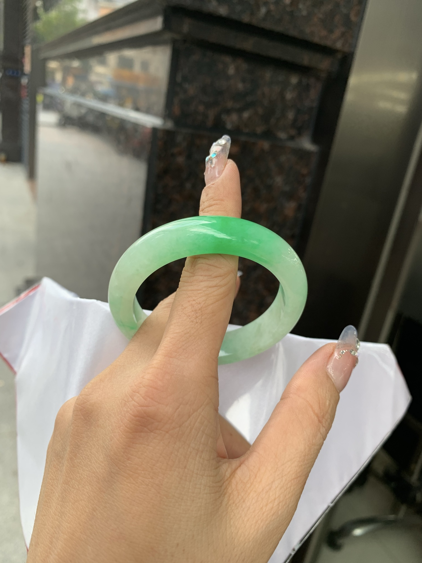 阳绿半山水正圈51-8.1-12.60419-N486打灯棉根，底妆冰润，半圈阳绿像春芽，从水润如晨露的底子蹦跳而出，将春日的灵动生机凝于手镯中，戴上她，清水芙蓉般的清新感自然晕染，每一次抬手，都似把盎然绿意融入生活。