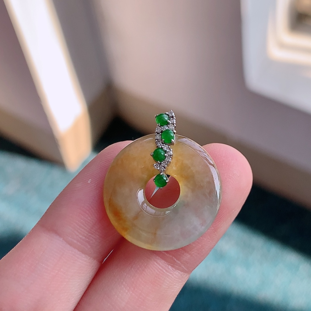 冰黄甜甜圈吊坠。色系甜美，种老饱满水润，佩戴优雅时尚，货号18417，20.7-3.6