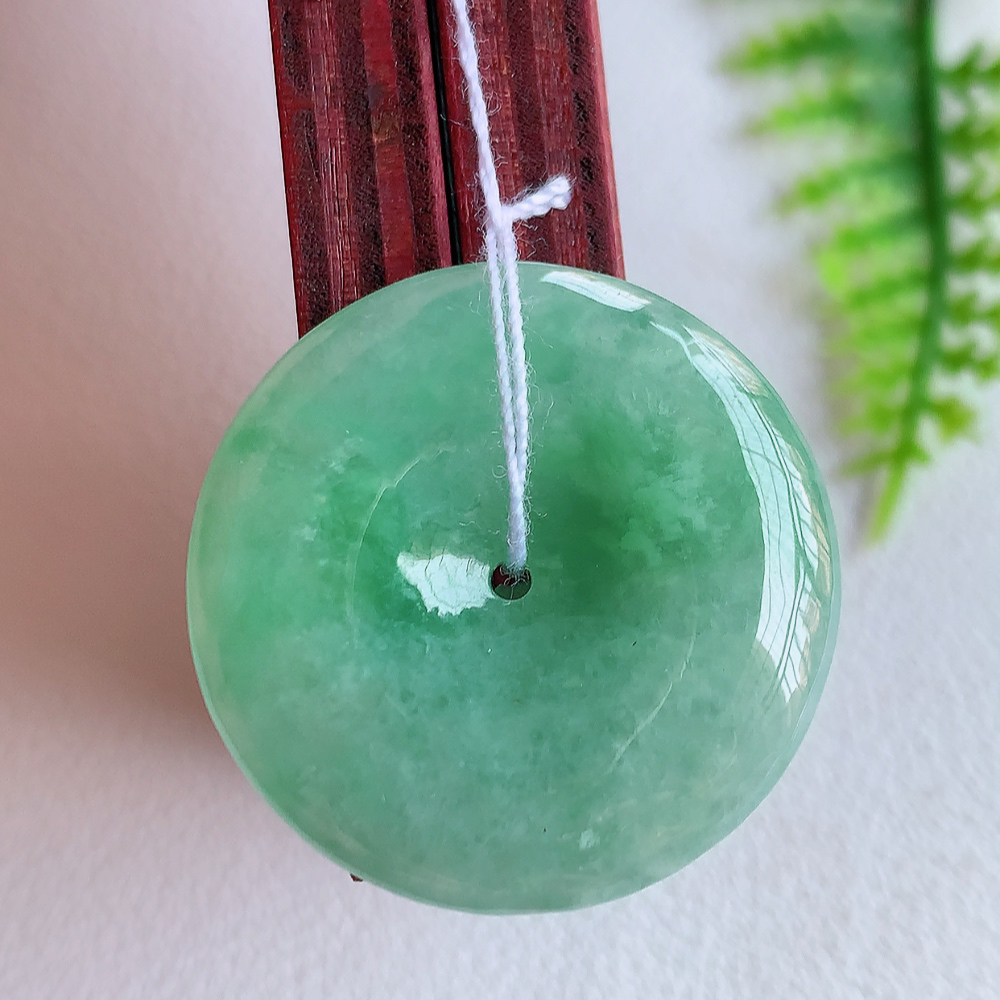 冰润飘绿平安扣吊坠，厚装饱满，冰润剔透，细腻水足，种质润泽，飘花灵动，佩戴优雅大气，W415.18   尺寸：26.8-5.8mm