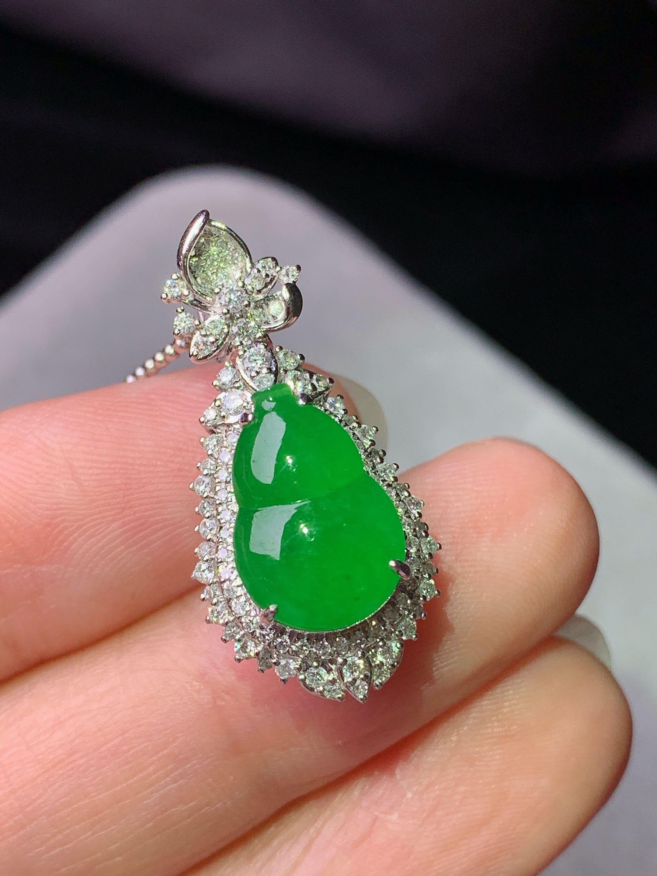 18k金钻镶嵌满绿葫芦吊坠 玉质细腻 色泽艳丽清新 水润亮眼 整体尺寸26.8*13*11.5f1