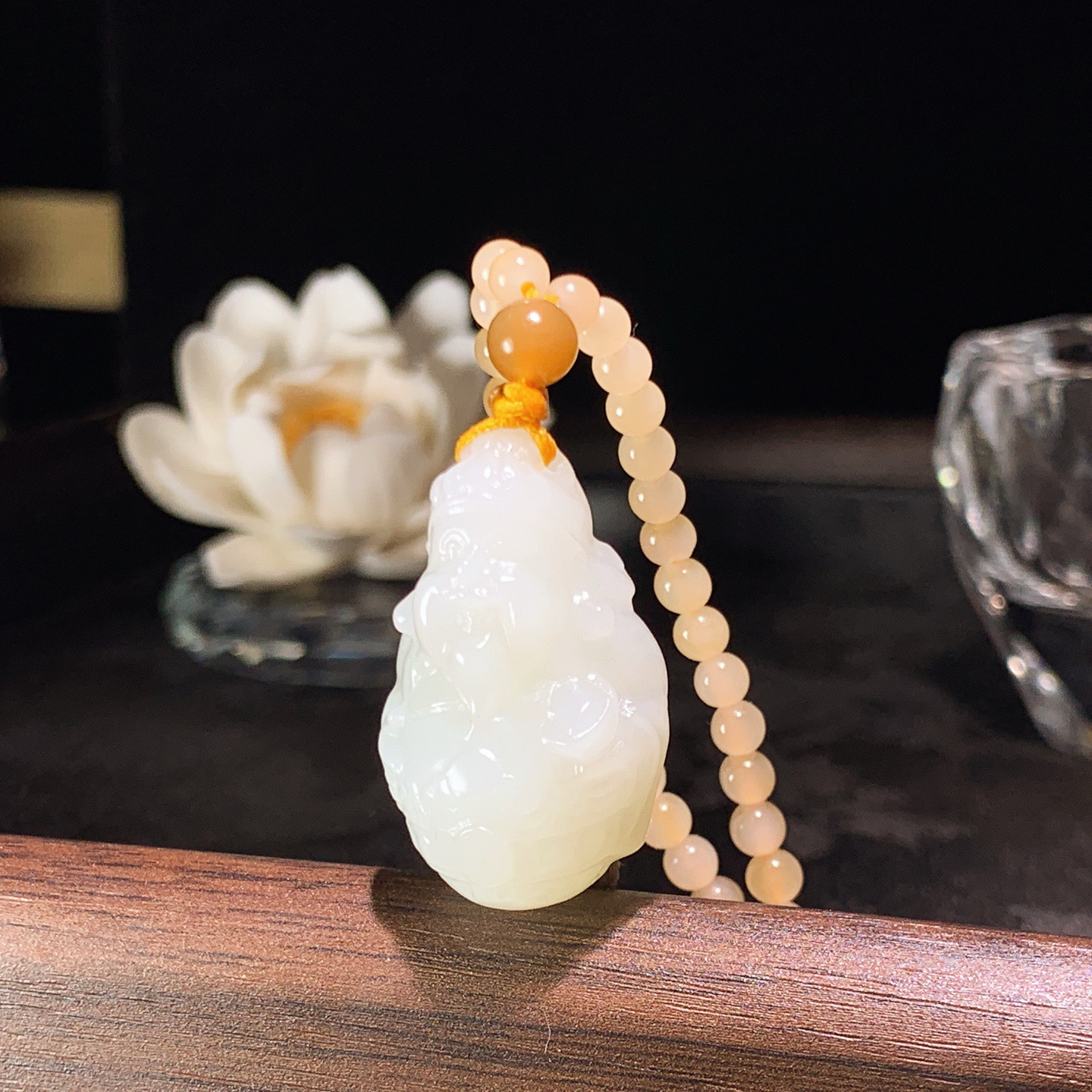 和田玉白玉财神爷挂件。尺寸31/19/16重28.5克，玉质细腻油润 脂粉好，品质好！lt26041