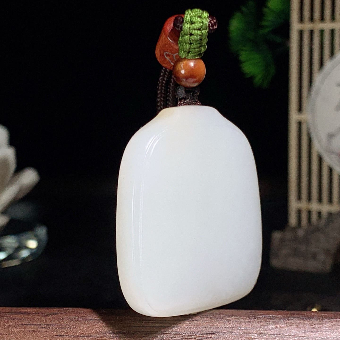 和田玉白玉平安无事牌挂件。尺寸38/34/9重30克，玉质细腻油润 脂粉好，品质好！lt260418