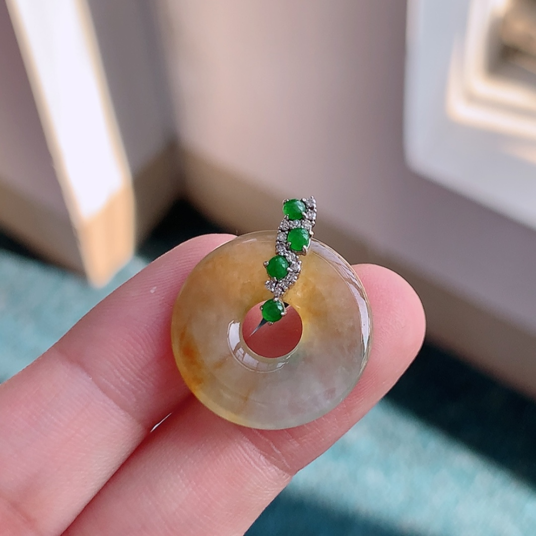 冰黄甜甜圈吊坠。色系甜美，种老饱满水润，佩戴优雅时尚，货号18417，20.7-3.6