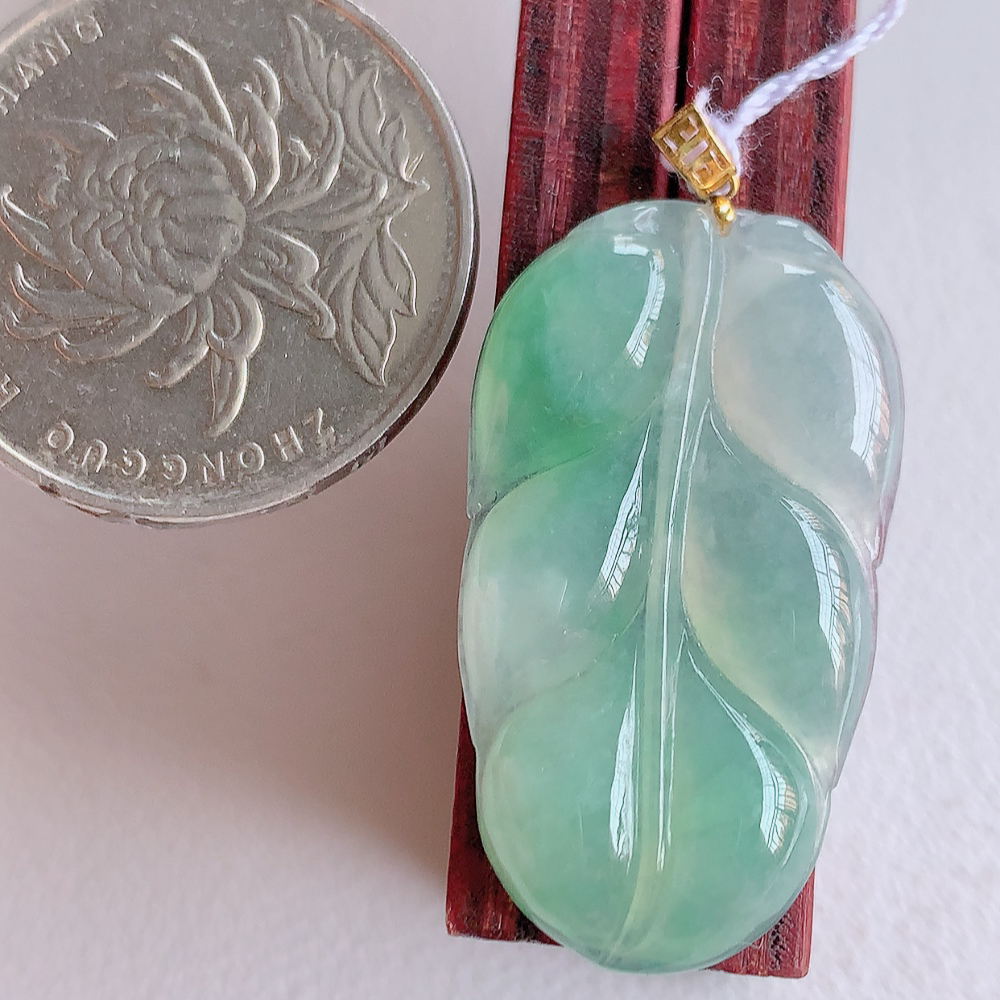 18k金扣冰润飘花金枝玉叶翡翠吊坠  老种起胶感  飘花灵动  寓意“金枝玉叶，大业有成，一夜成名”  饱满大气，水润通透。W415.18 尺寸：31-17.5-4mm