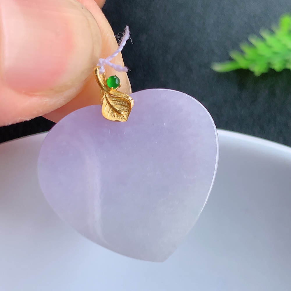 18k金镶嵌冰润紫罗兰心形吊坠 玉质细腻 色泽清新艳丽 W415.18   整体尺寸：25.2-22.6-3.6mm    裸石尺寸：21-22.6-3.6mm