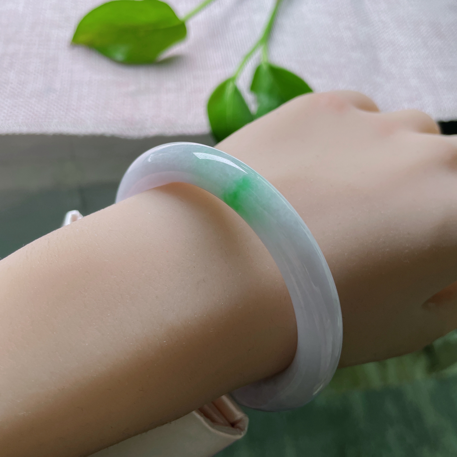 53.6/8.9，紫罗兰圆条，一抹翠色鲜艳夺目，千娇百媚，底子细腻，皮纹..