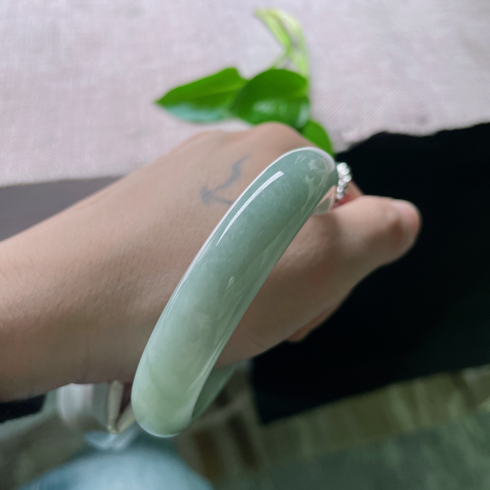 56/12.7/8，淡绿底正圈，水润凝脂，温润通透。低调不张扬，百搭显气质，棉线..