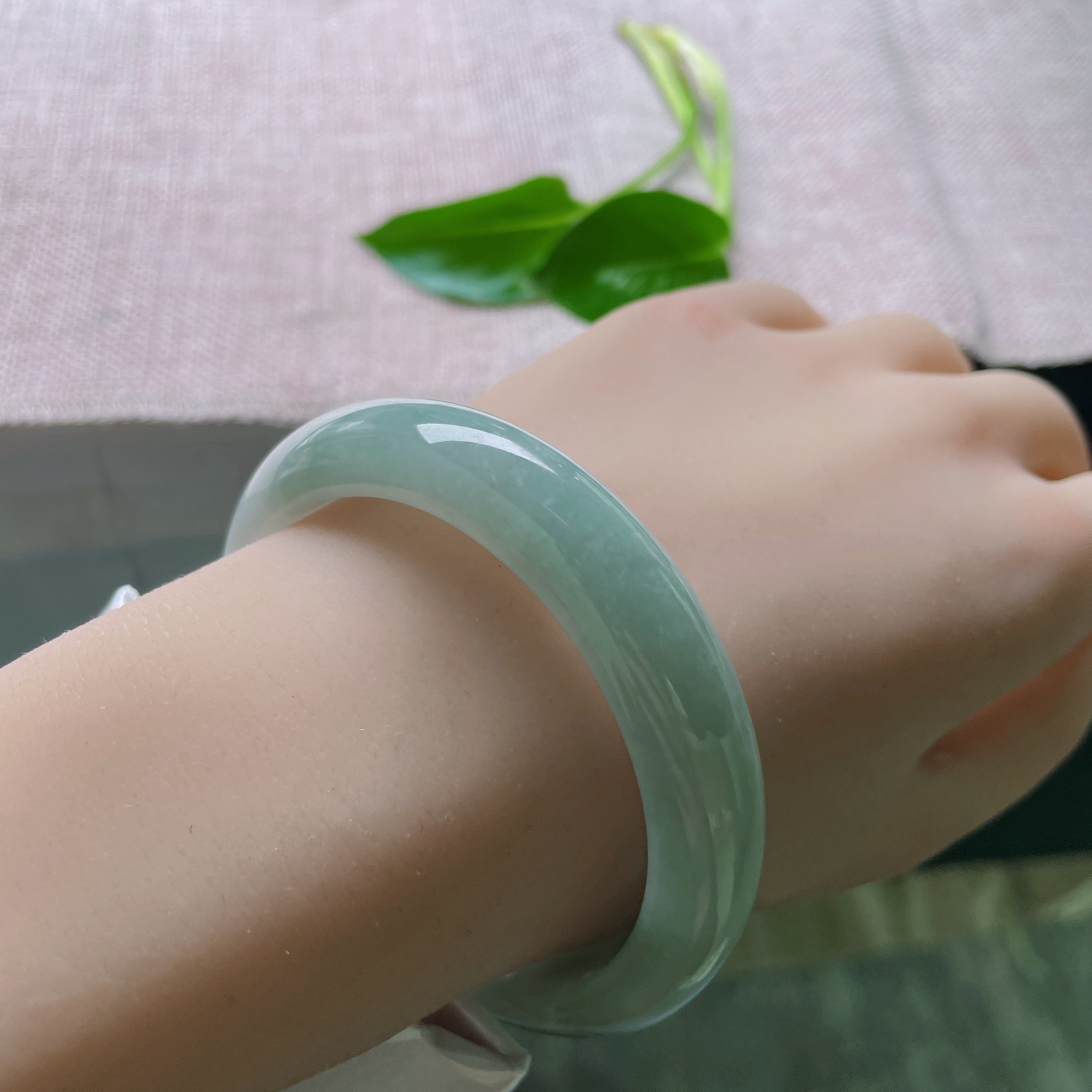 56/12.7/8，淡绿底正圈，水润凝脂，温润通透。低调不张扬，百搭显气质，棉线..