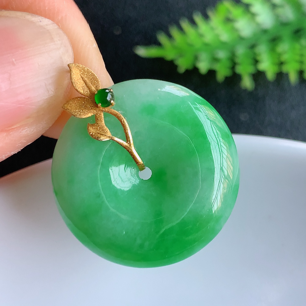 18k金冰润满绿平安扣吊坠，厚装饱满，冰润剔透，细腻水足，种质润泽，飘花灵动，佩戴优雅大气，W415.18   整体尺寸：26.5-22.3-5.6mm   裸石尺寸：22.3-5.6mm