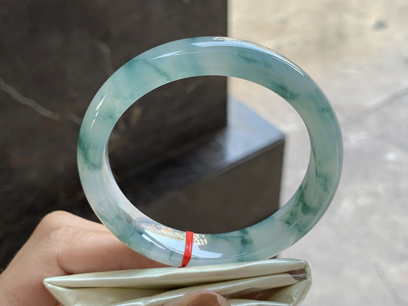 55.5-11.8-8.2

飘花手镯^_^满花细腻，实物更好看