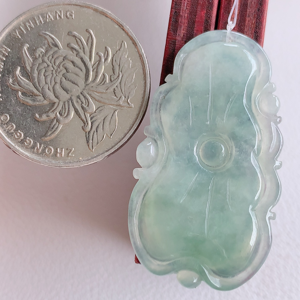老坑冰润莲花挂件，种水上乘，肉质水润细腻，晶体结构致密，莹润通透，颜色清爽干净，色泽纯正  W49.18  尺寸：36.8-20.8-3.5mm