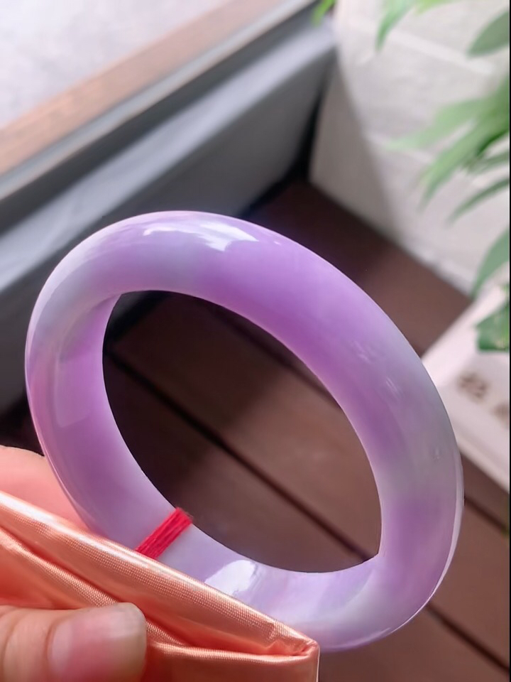 【翡翠名称】老坑坑种紫罗兰58.2正圈口手镯
【翡翠尺寸】58.2/13.3/8.5mm适合57-59正圈口佩戴
【翡翠描述】宝贝种老水足，玉质细腻，色泽靓丽，性价比高，佩戴效果好！
【其它赠送】权威证书/精美挂绳盒子/支持全国复检