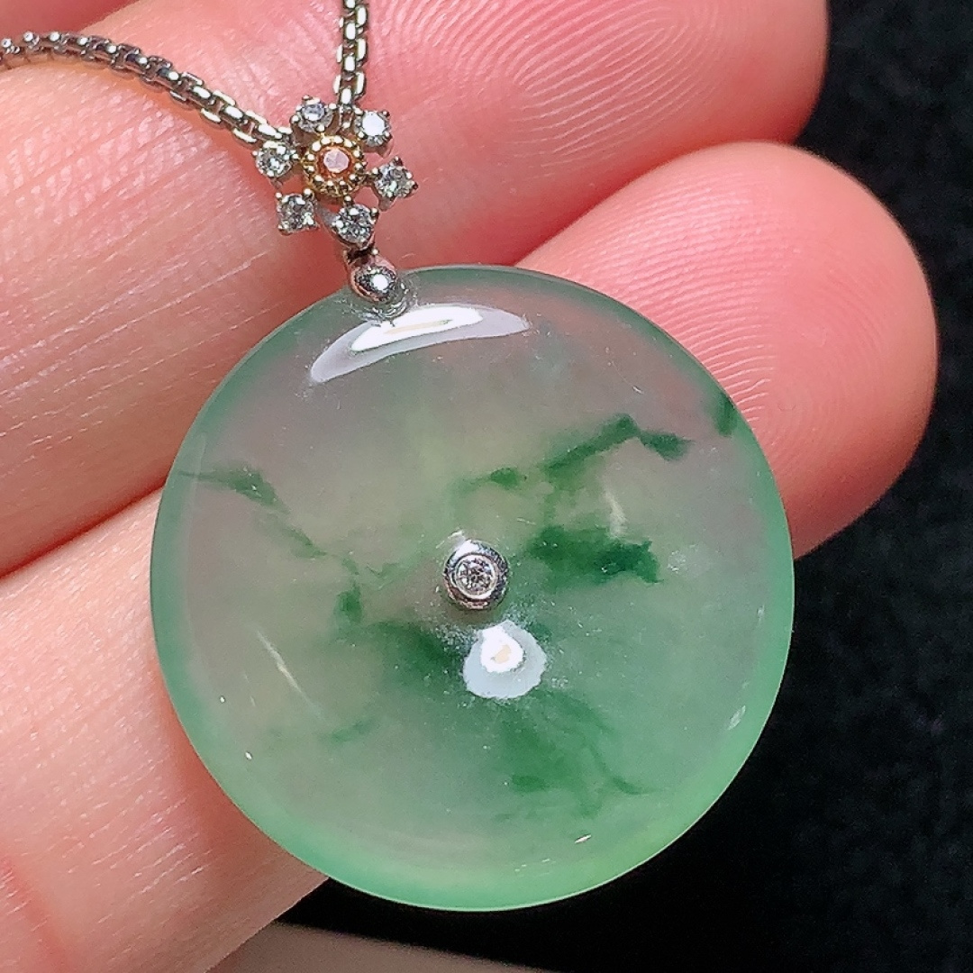 ️18k金镶嵌冰种飘花平安扣吊坠，种老水头好，又冰又润，饱满无裂：29.3mm裸石：22.4/4m