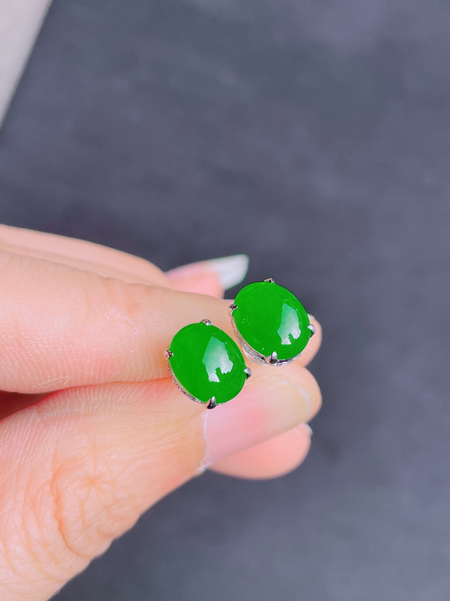 ️超值，高冰绿蛋面耳钉 晶莹剔透，新颖时尚，无裂，9-7-4