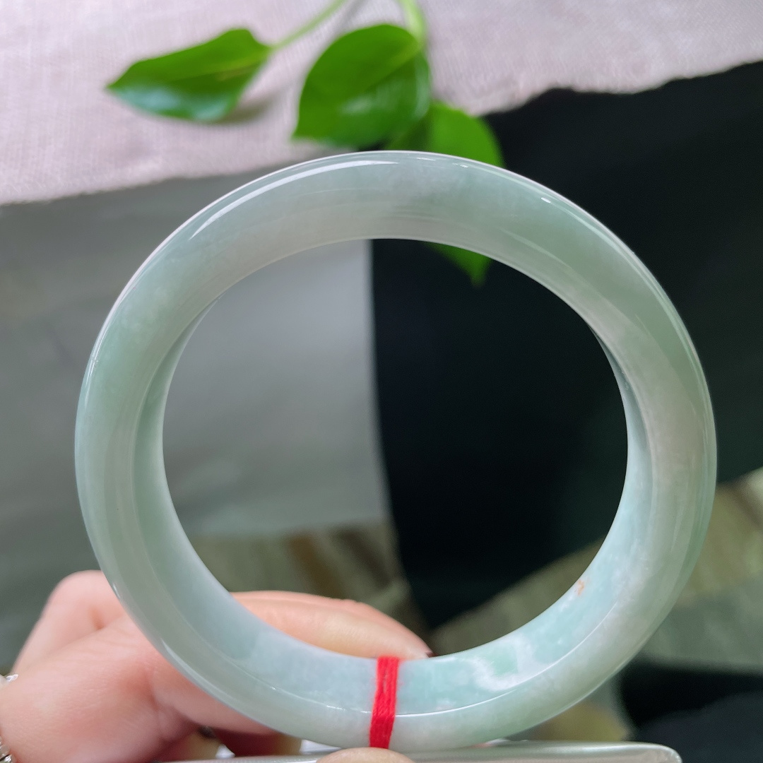 57.5/12.6/8.1，浅绿底正圈，腕间一泓翠，温润自生光。一点小细纹不影响，ss51194a
