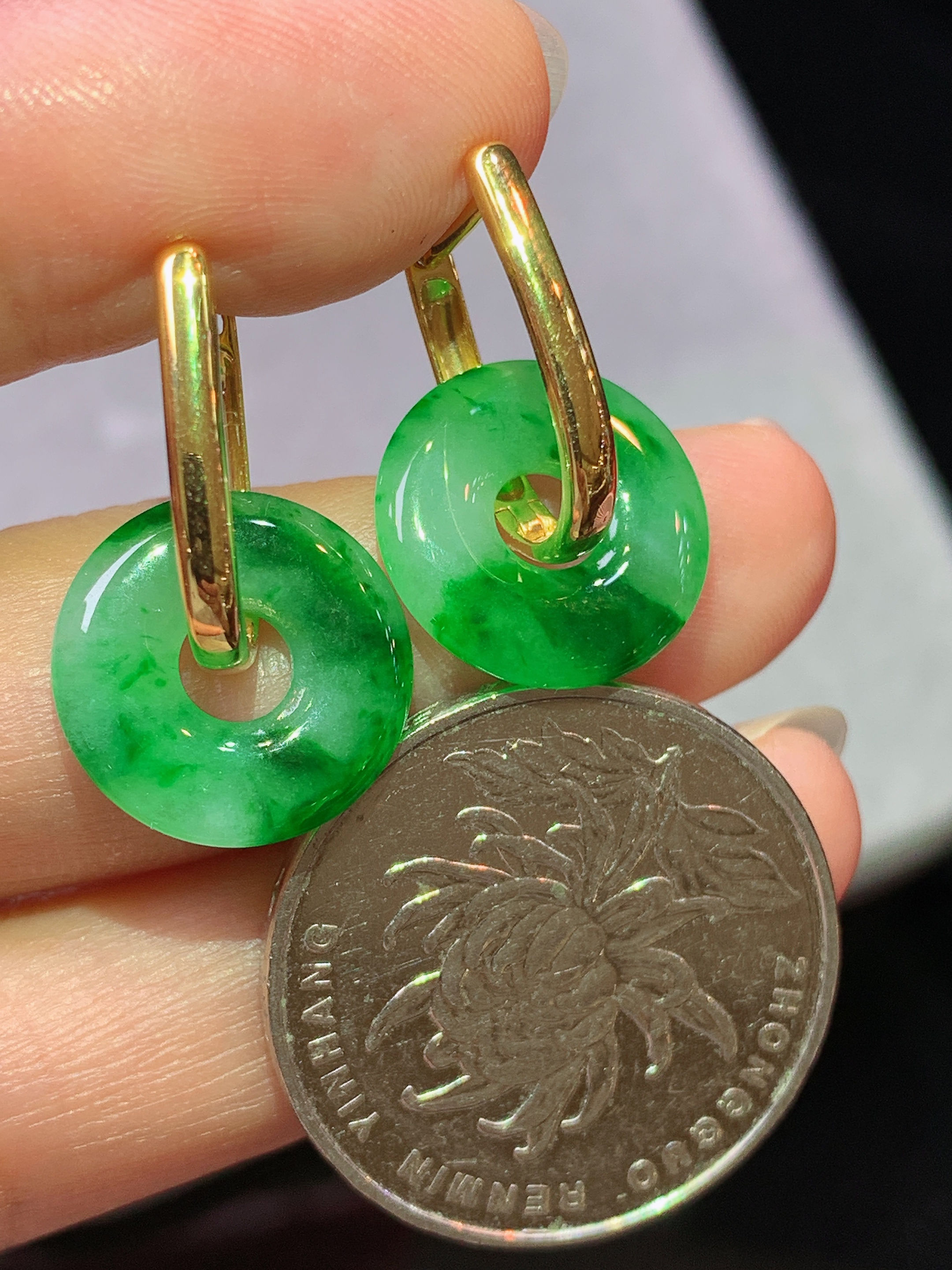 18k金镶嵌冰阳绿平安环耳坠 玉质细腻 色泽艳丽清新 水润亮眼 整体尺寸22.5*14.3*2.8b1