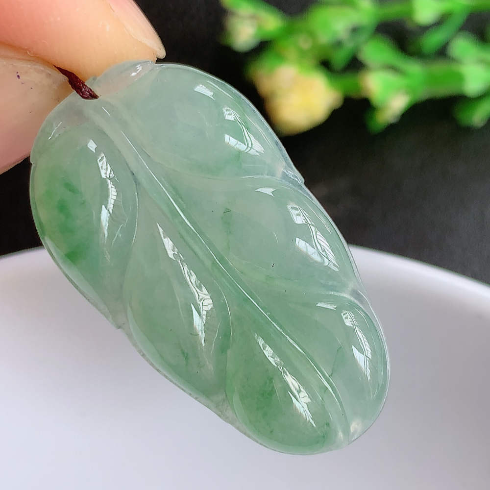 冰润飘花金枝玉叶翡翠吊坠  寓意“金枝玉叶，大业有成，一夜成名”  饱满大气，水润通透。W357.1
