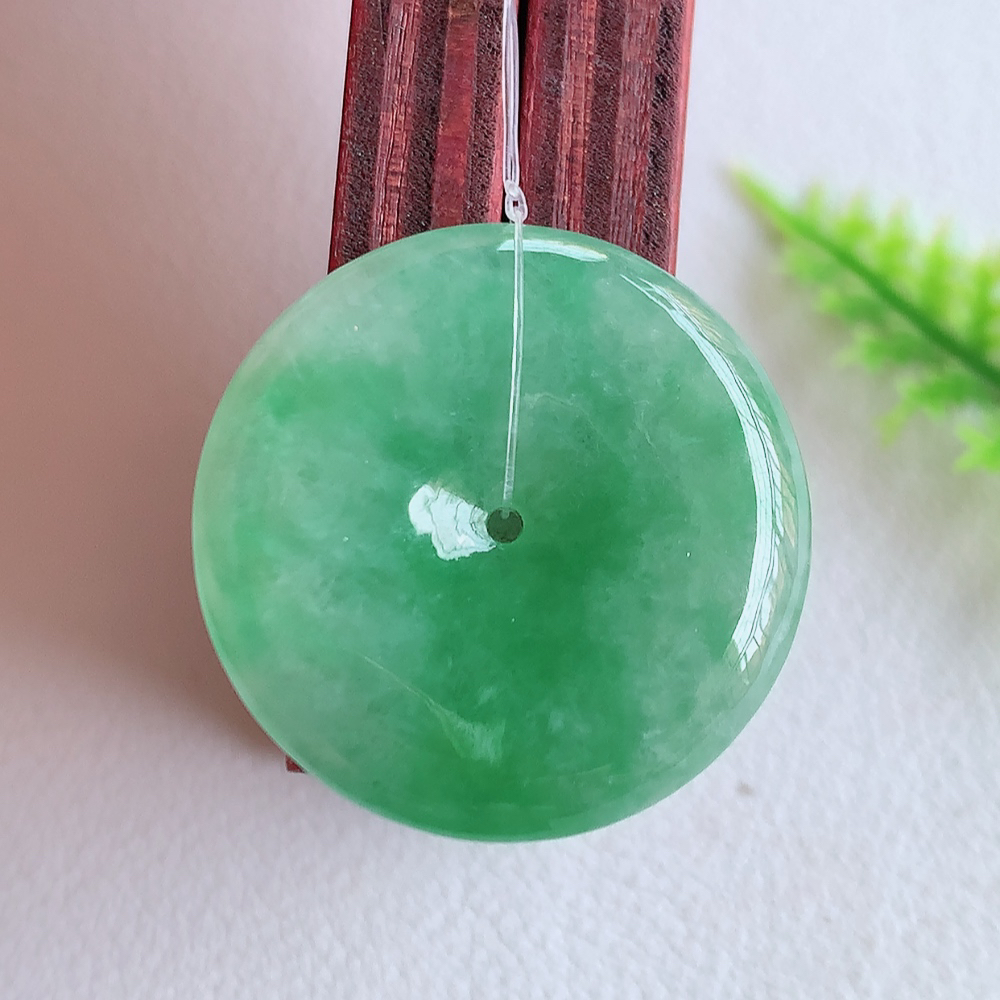 冰润满绿平安扣吊坠，厚装饱满，冰润剔透，细腻水足，种质润泽，飘花灵动，佩戴优雅大气，W49.18   尺寸：24.3-4.6mm