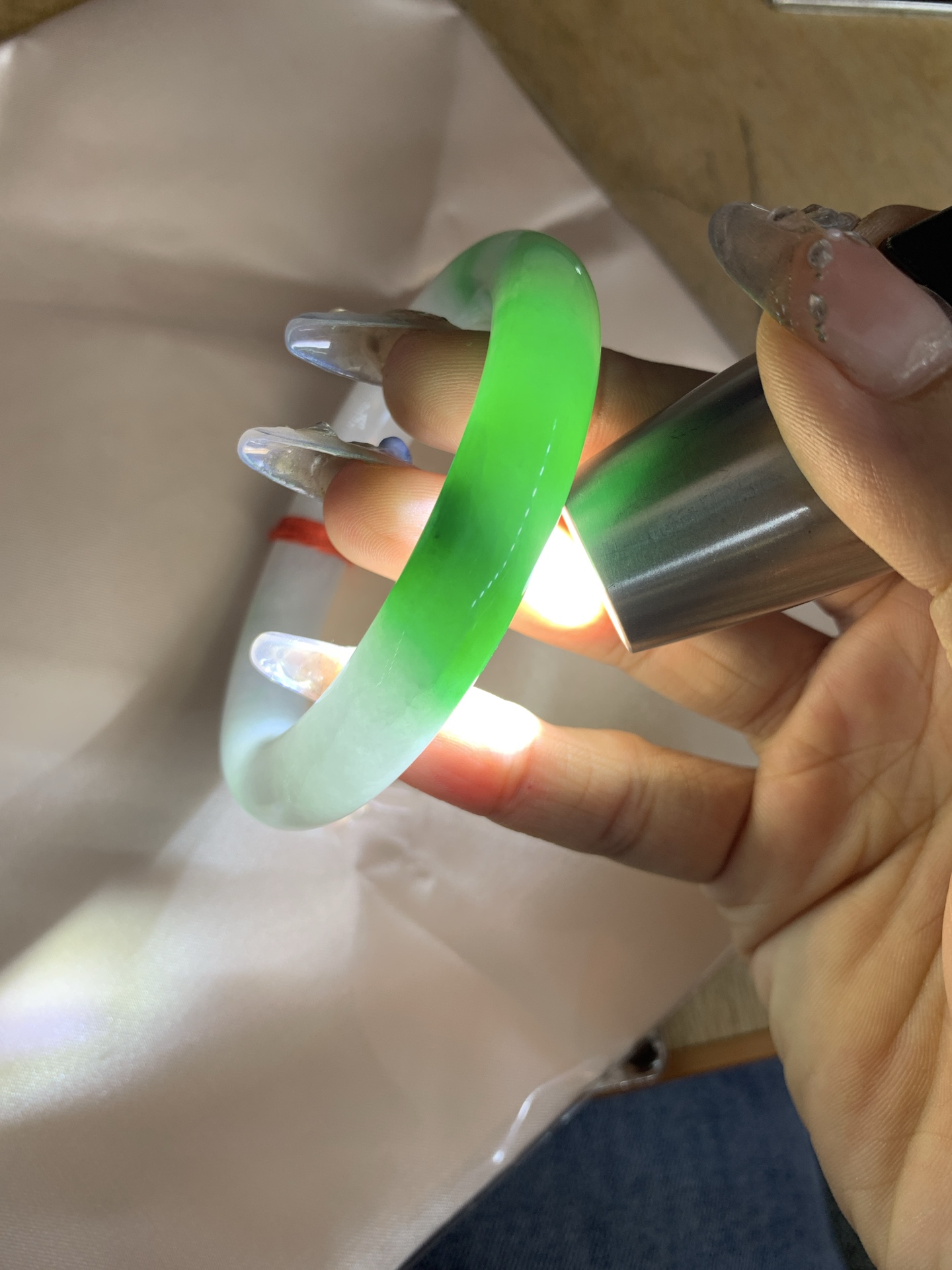 白底青辣绿圆条，55.1-10.6-11.1，0419-N481，打灯多处细纹，有断纹，底妆水润，一节辣绿花点缀，镯色生香，腕间之美，水润中透着灵气，仙气缭绕，温婉可人，举手投足间皆是美好