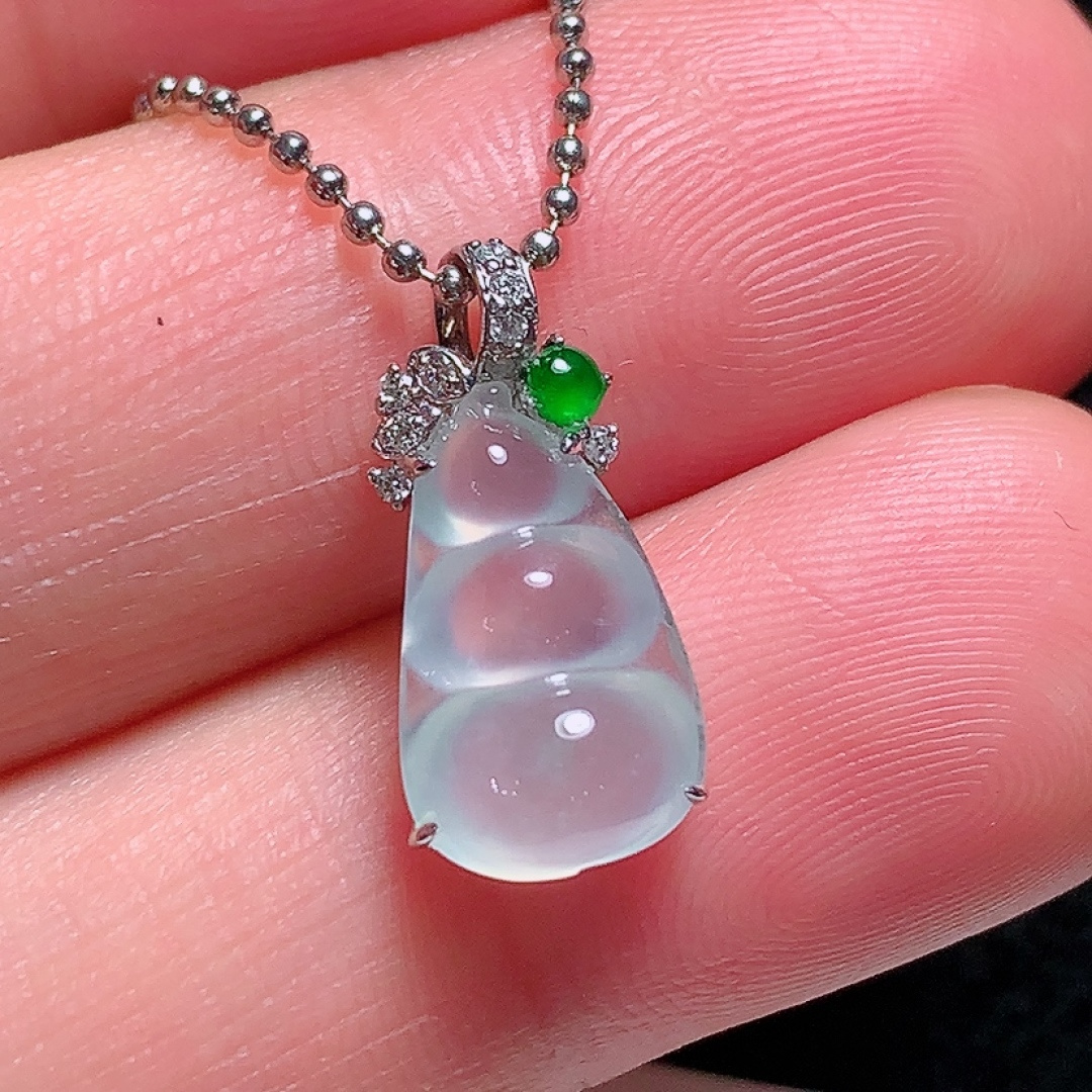 ️18k金镶嵌冰种福豆吊坠，种老水头好，又冰又润，饱满无裂：17.3/8.2/5.4mm裸石：12.5/7.6/3.6mm，ss50182a