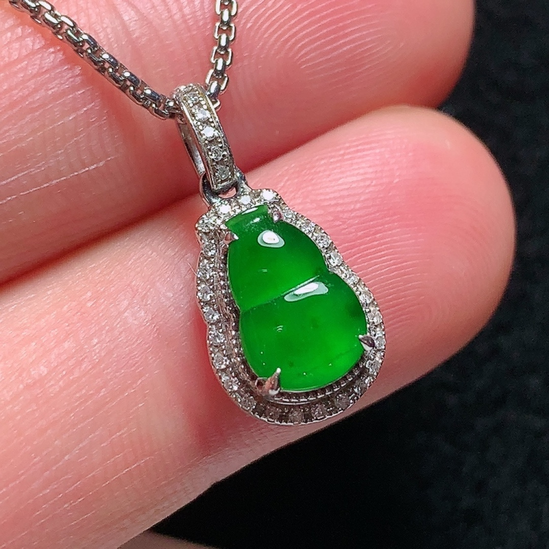 ️18k金镶嵌冰种阳绿小葫芦吊坠，种老水头好，又冰又润，饱满无裂：18.6/9.1/6mm裸石：9.5/6.2/2mm