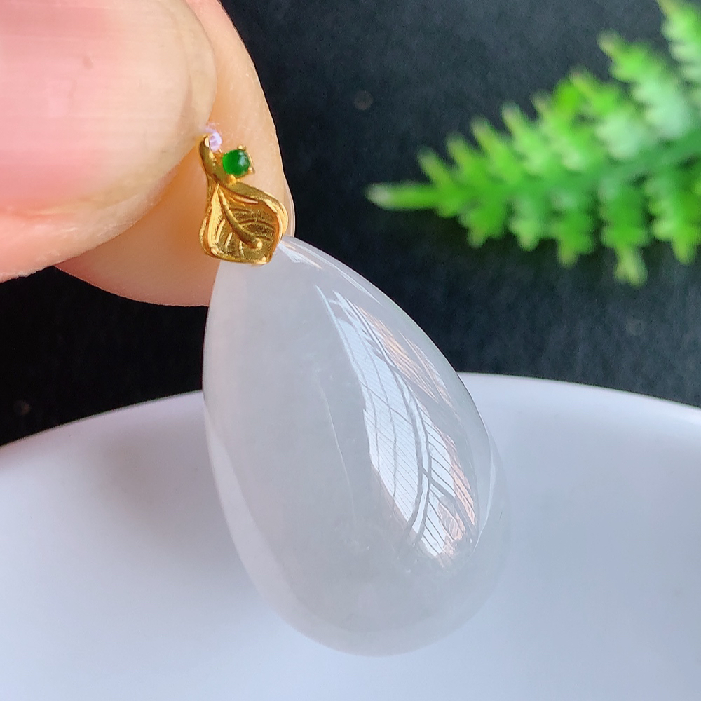 冰润水滴翡翠吊坠，款式新颖时尚，日常百搭的款。满满的份量感，18k金镶嵌，上身效果优雅迷人！性价比超值  W415.18  整体尺寸：29-14.6-7.6mm   裸石尺寸：24-14.6-7.6mm