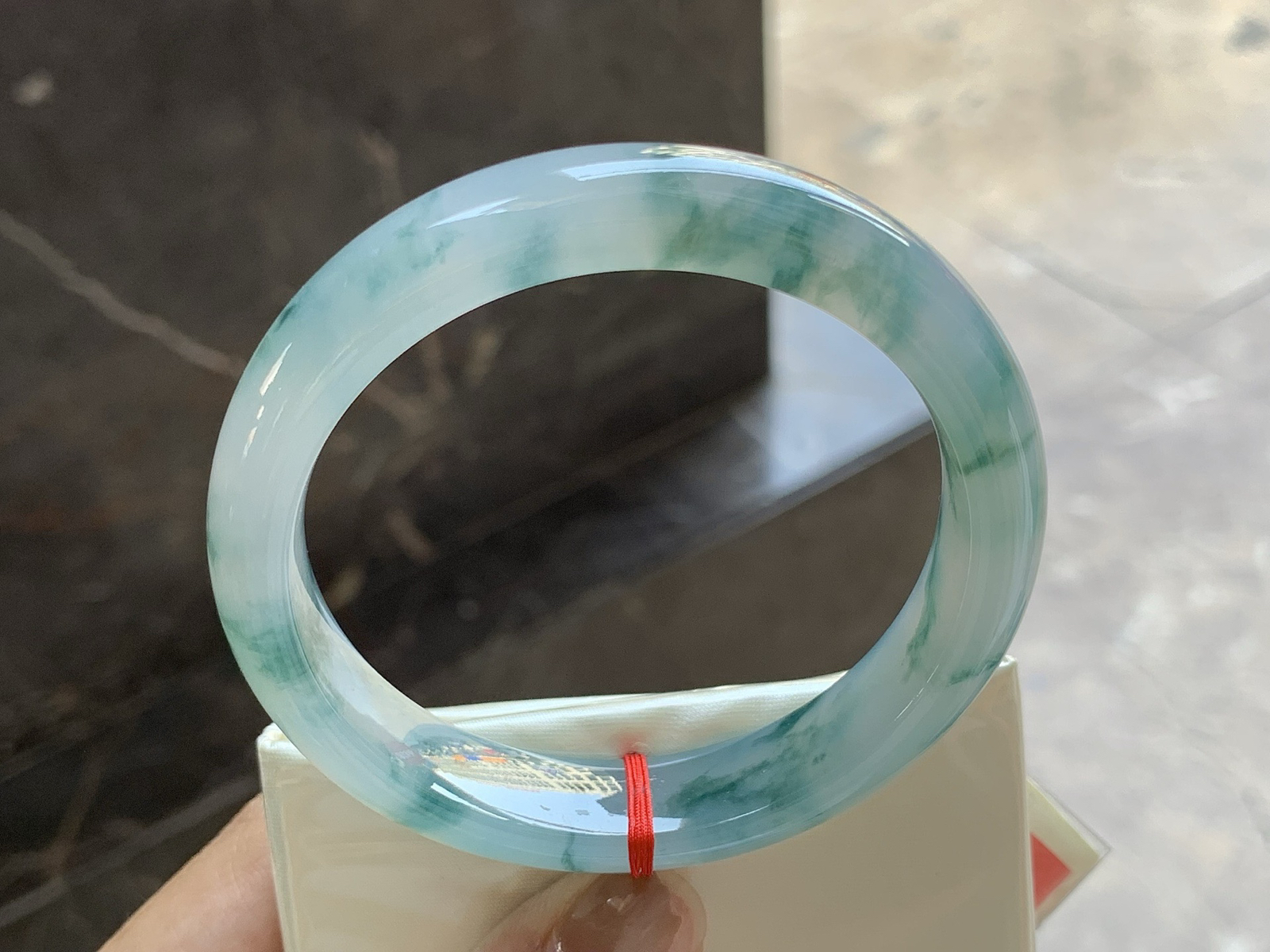 55.5-11.8-8.2

飘花手镯^_^满花细腻，实物更好看