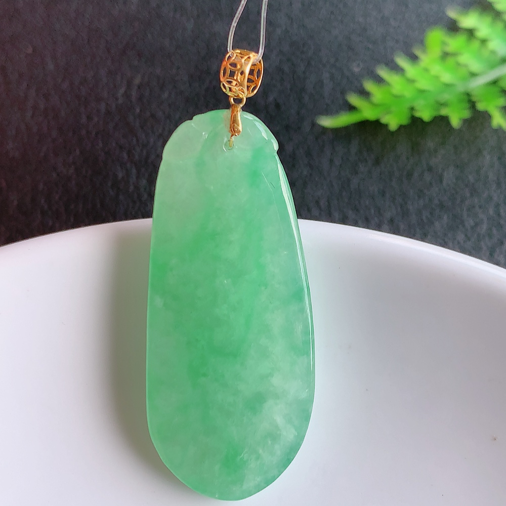 18k金扣冰润满绿福瓜翡翠吊坠，呱呱来财，福气满满的美好寓意，清新自然  沁人心脾，造型独特，清秀高雅  W49.18 尺寸：34-14.5-5.2mm
