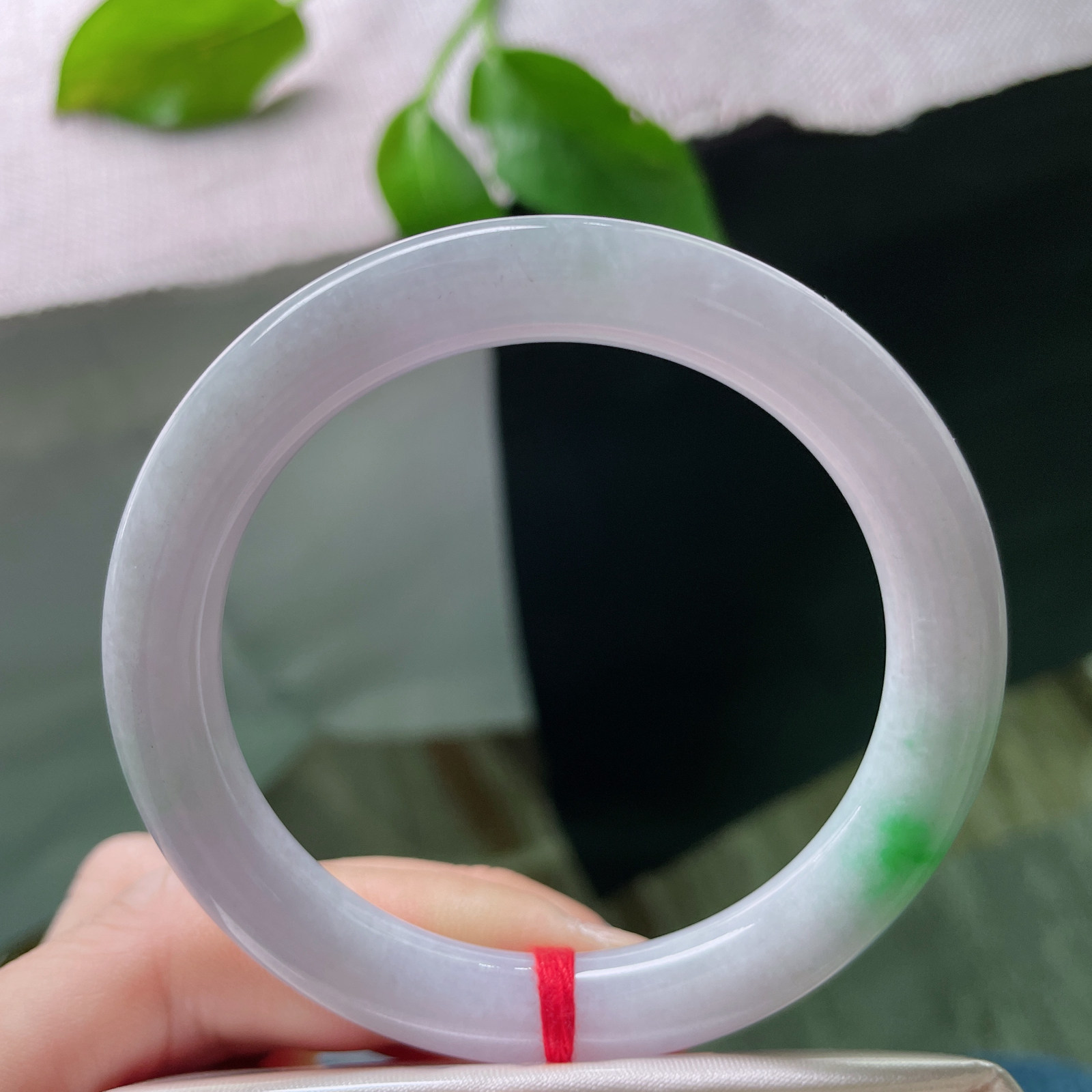 53.6/8.9，紫罗兰圆条，一抹翠色鲜艳夺目，千娇百媚，底子细腻，皮纹..