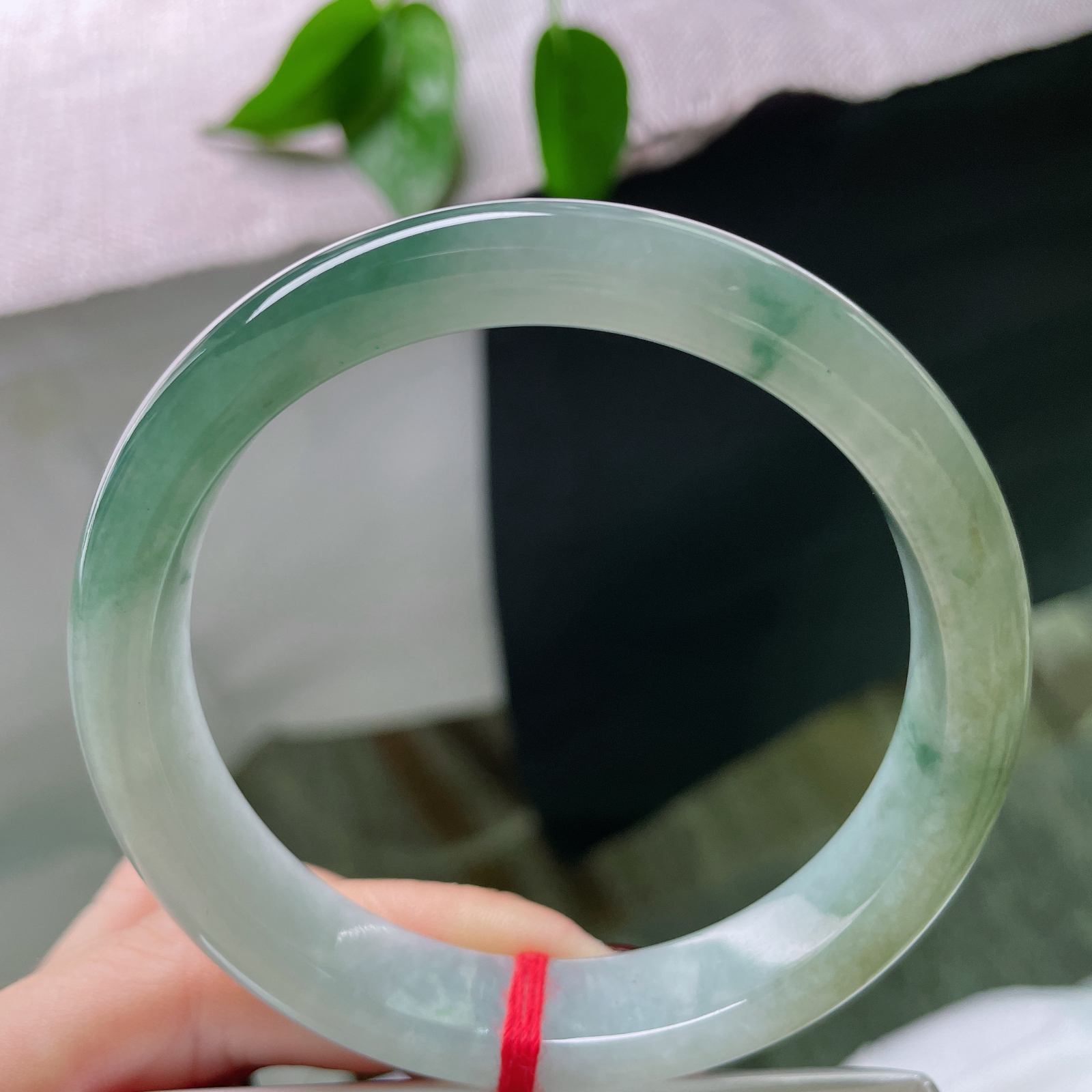 59.7/12.1/7.7，冰油正圈，种老，莹润细腻，佩戴沉稳内敛..