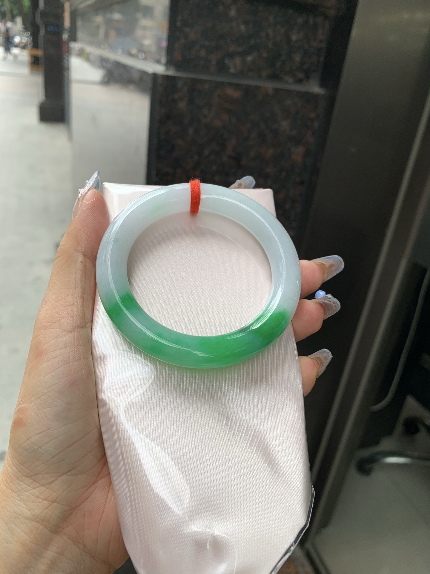 白底青辣绿圆条，55.1-10.6-11.1，0419-N481，打灯多处细纹，有断纹，底妆水润，一节辣绿花点缀，镯色生香，腕间之美，水润中透着灵气，仙气缭绕，温婉可人，举手投足间皆是美好