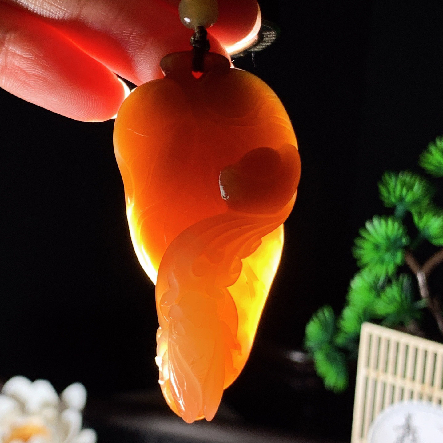 新疆和田玉且末糖一鸣惊人挂件 尺寸60/30/12重28.7克！玉质细腻油润 底色纯净 脂粉好，品质好。lt260318