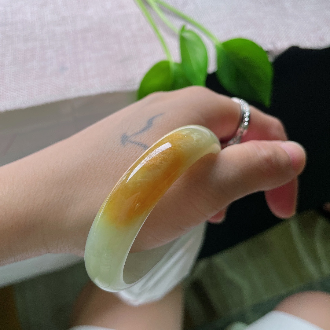 53（45.5）13.2/6.7，黄翡贵妃，冰润细腻，种老，如金丝游动，婉间鎏金，无裂，ss48379a