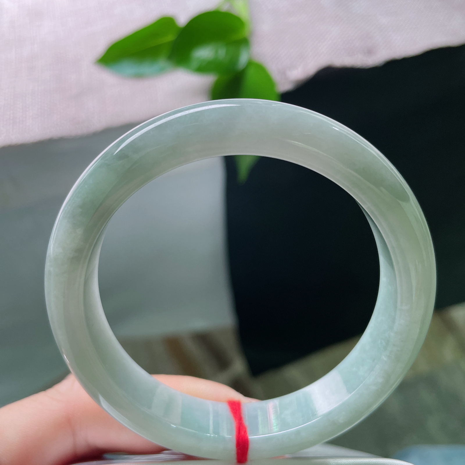 56/12.7/8，淡绿底正圈，水润凝脂，温润通透。低调不张扬，百搭显气质，棉线..