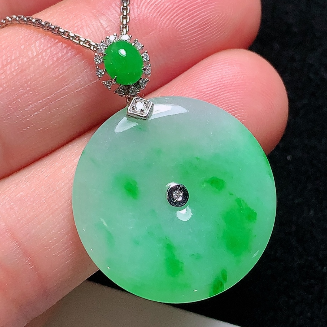 ️18k金镶嵌冰种飘阳绿平安扣，种老水头好，清爽漂亮，饱满无裂：33.7mm裸石：25.2/3.8mm，ss50182a