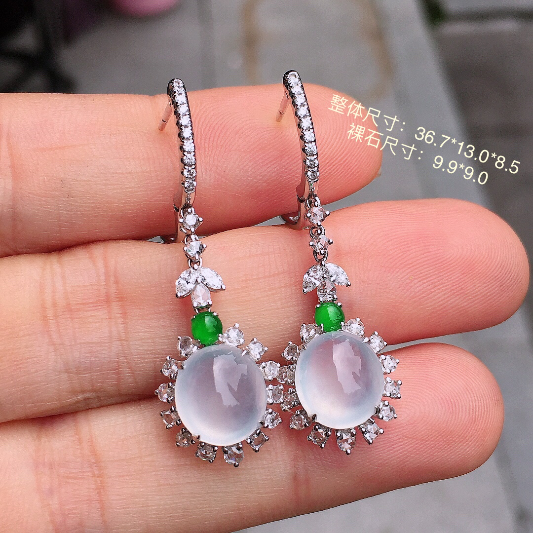 冰种蛋面耳坠，玉质细腻，荧光感超
强，饱满圆润，尽显优雅气质，18k
金豪华镶嵌