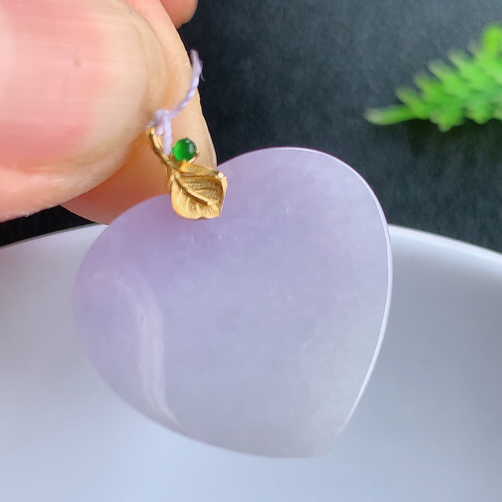 18k金镶嵌冰润紫罗兰心形吊坠 玉质细腻 色泽清新艳丽 W415.18   整体尺寸：25.2-22.6-3.6mm    裸石尺寸：21-22.6-3.6mm