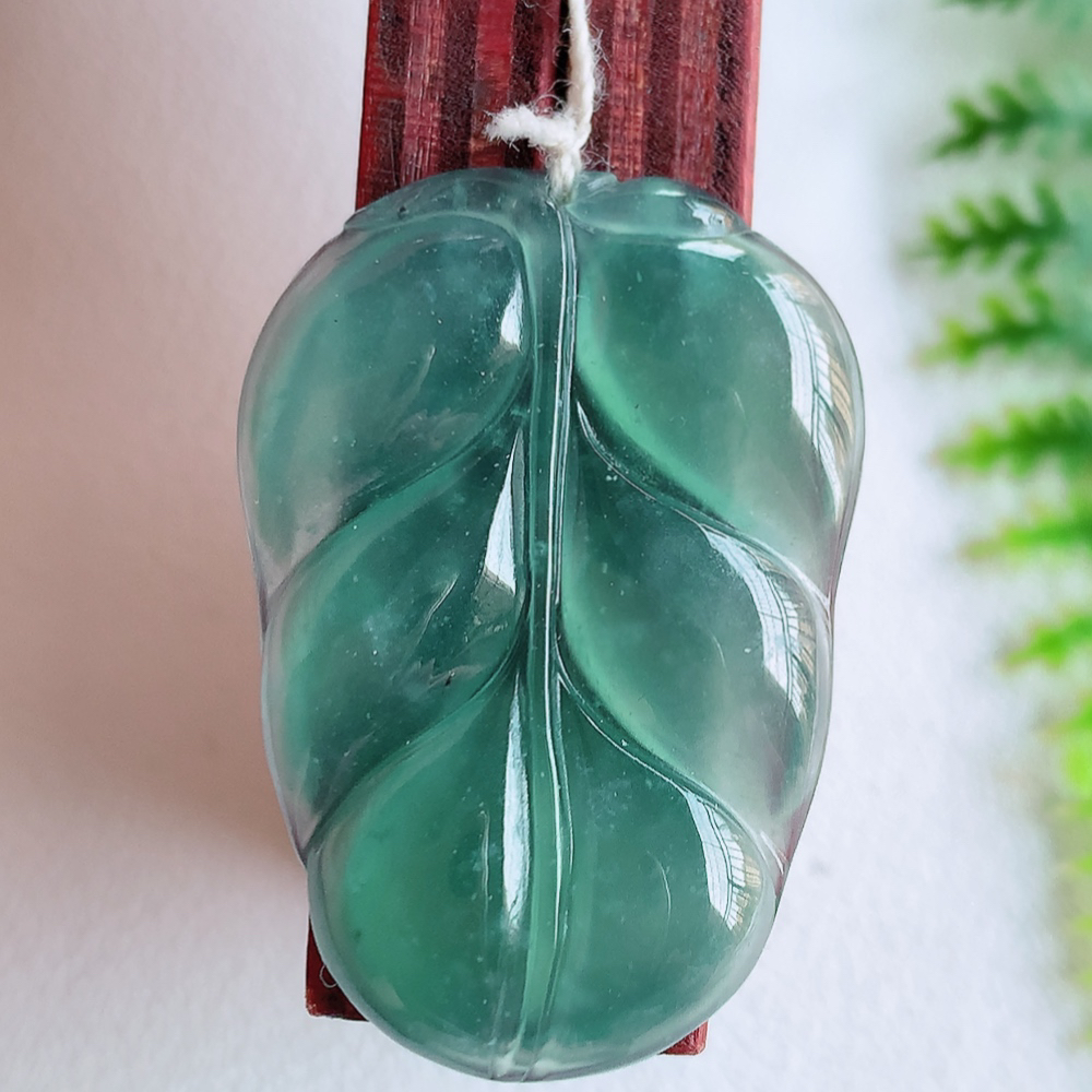 蓝冰金枝玉叶翡翠吊坠  老种起胶感  飘花灵动  寓意“金枝玉叶，大业有成，一夜成名”  饱满大气，水润通透。W415.18 尺寸：32-22.2-3.8mm