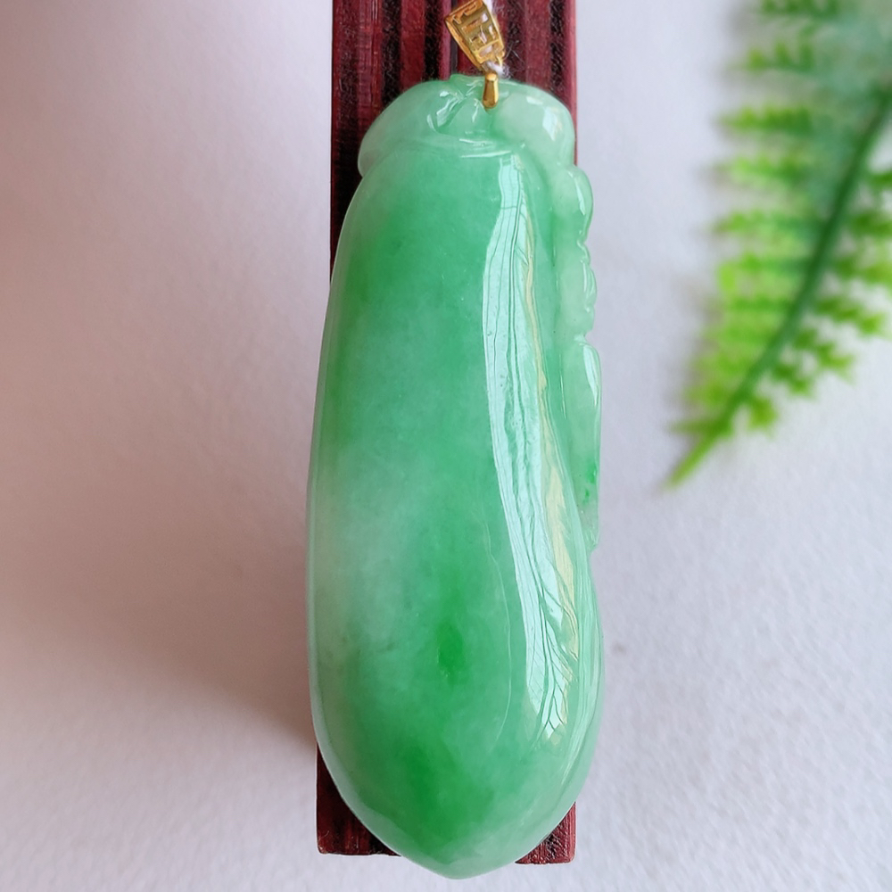 18k金扣冰润满绿福瓜翡翠吊坠，呱呱来财，福气满满的美好寓意，清新自然  沁人心脾，造型独特，清秀高雅  W415.18  尺寸：42.5-16-8mm