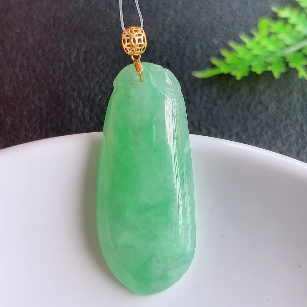 18k金扣冰润满绿福瓜翡翠吊坠，呱呱来财，福气满满的美好寓意，清新自然  沁人心脾，造型独特，清秀高雅  W49.18 尺寸：34-14.5-5.2mm