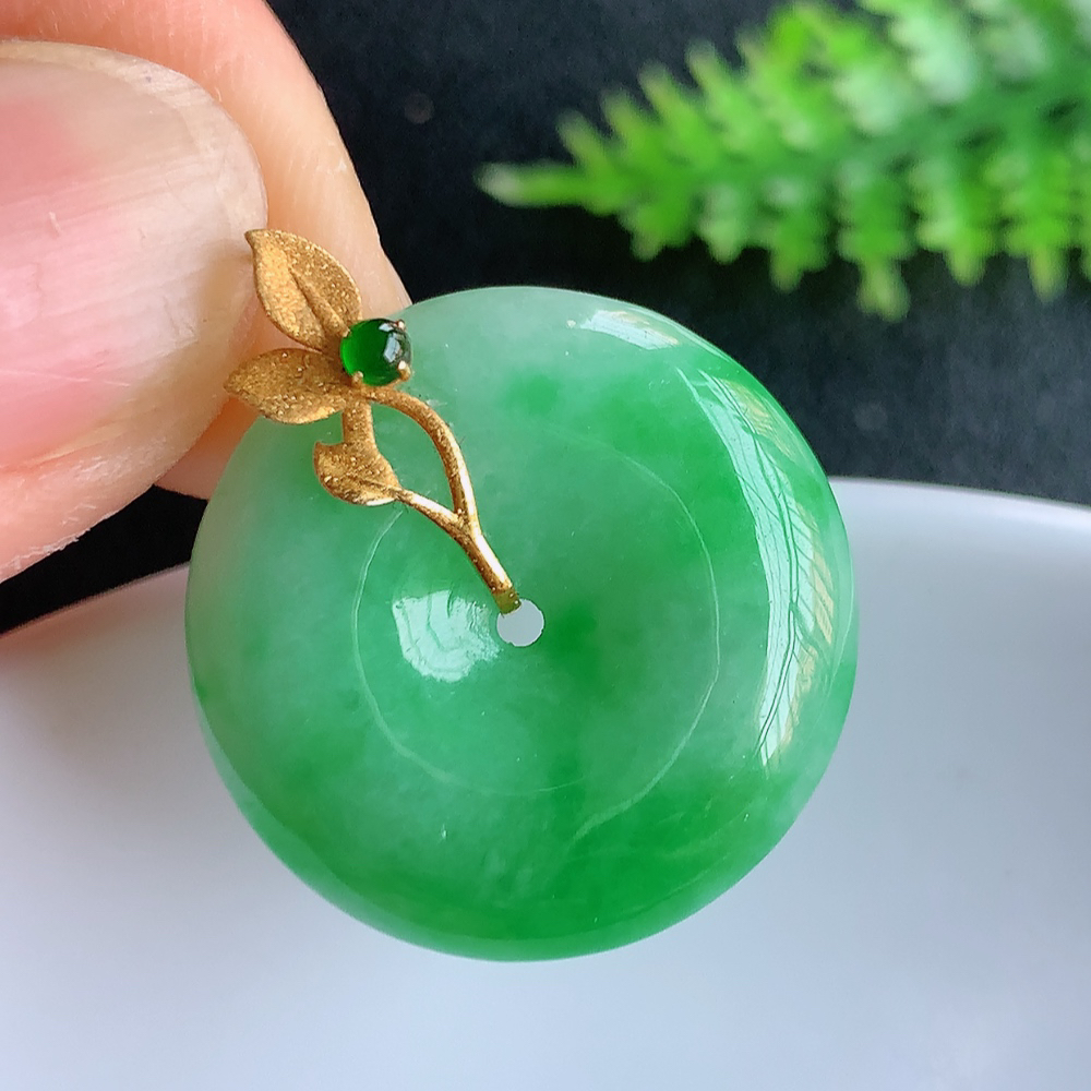 18k金冰润满绿平安扣吊坠，厚装饱满，冰润剔透，细腻水足，种质润泽，飘花灵动，佩戴优雅大气，W415.18   整体尺寸：26.5-22.3-5.6mm   裸石尺寸：22.3-5.6mm
