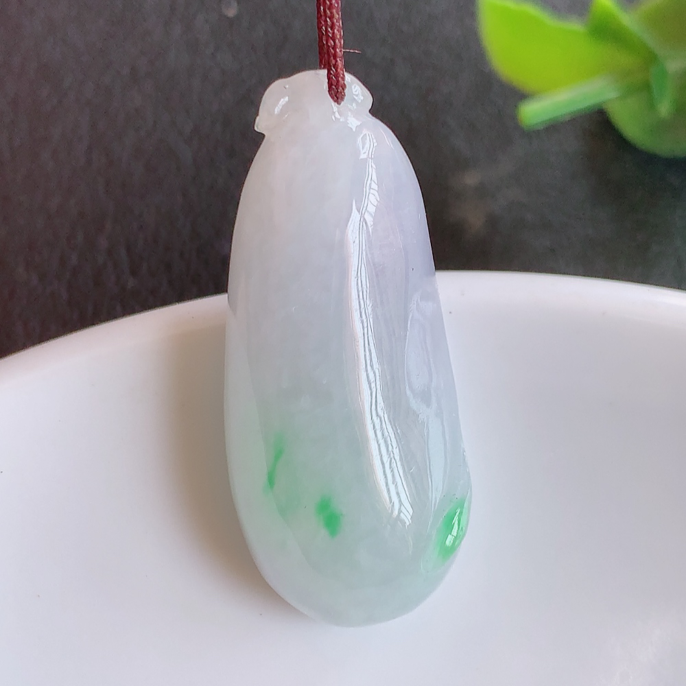 冰润飘绿福瓜翡翠吊坠，呱呱来财，福气满满的美好寓意，清新自然  沁人心脾，造型独特，清秀高雅  W3